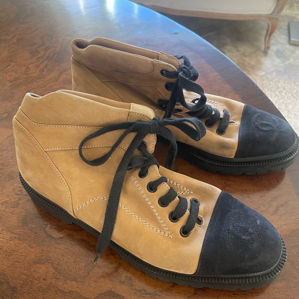 CHANEL beige/black suede bootie